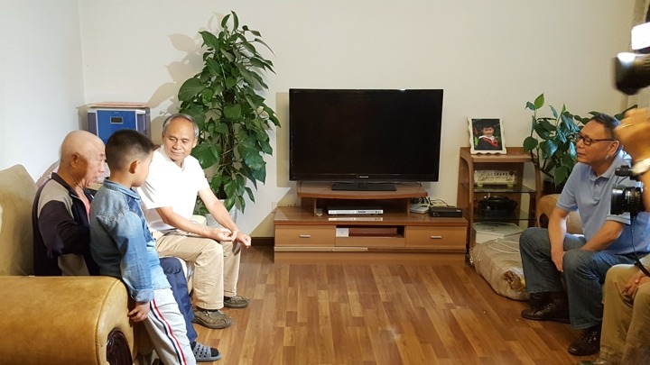 云南省总工会主席张百如到云南拉斯维加斯官网集团难题职工家里送温暖