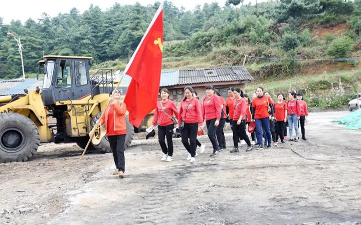 恩洪煤业党委开展“让党旗在服务清静生产一线高高飘扬”主题党日运动