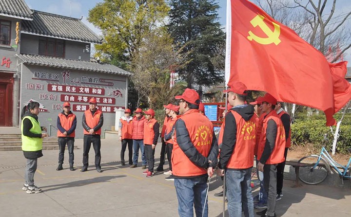 陆东煤矿公司组织开展“双报到双服务双报告”党员自愿服务运动