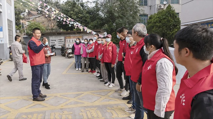 解化化工分公司党委与解化社区党总支结对共建开展“家园环守卫士”自愿服务运动