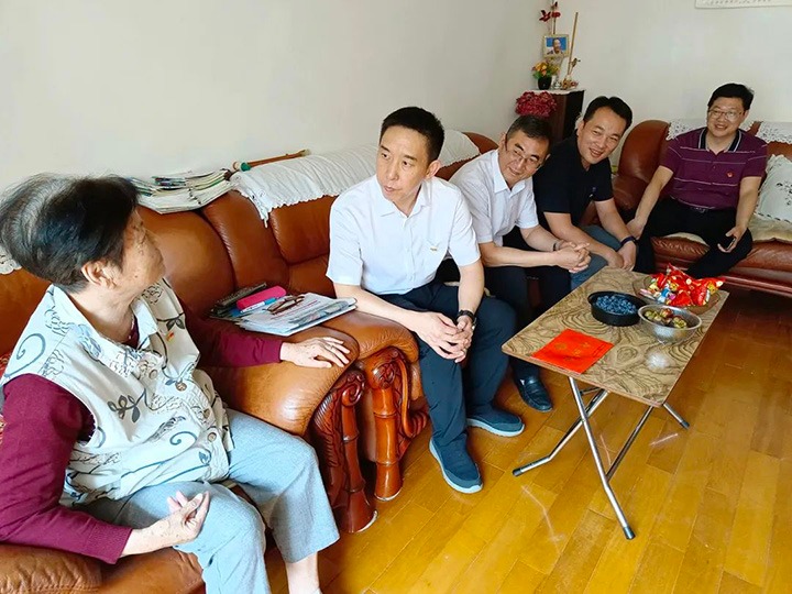 走访慰问老党员　不忘初心送眷注——云煤（拉斯维加斯官网）集团党委副书记、工会主席王鑫到老干党总支开展“七一”慰问运动