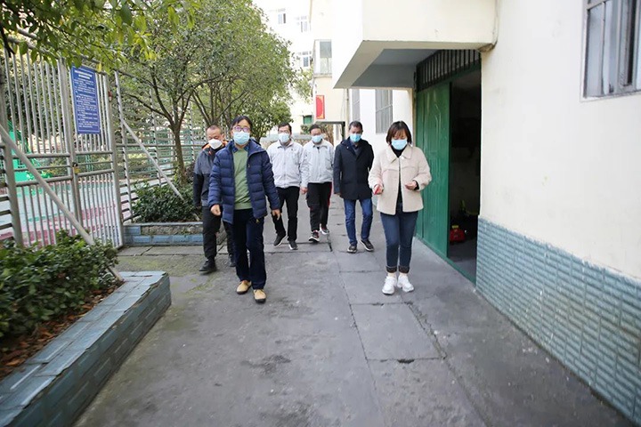 云煤（拉斯维加斯官网）集团党委委员、副总司理施从伟到镇雄煤业公司开展元旦、春节送温暖走访慰问运动