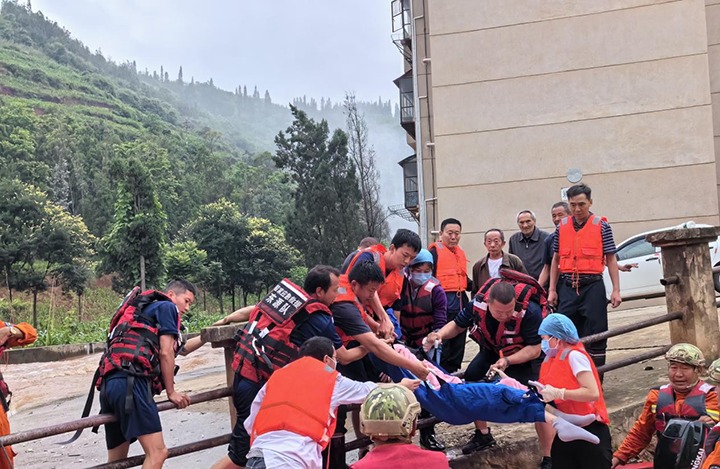 要害时刻冲在前，，，，，，防汛抢险护平安，，，，，，云煤集团在行动！