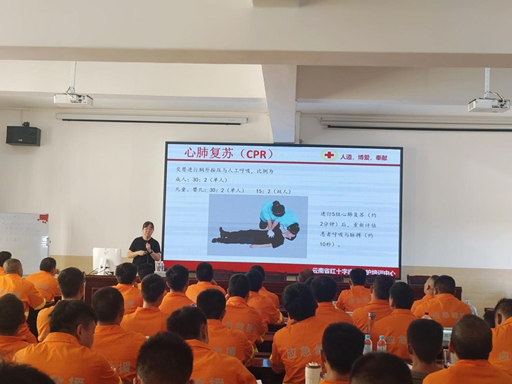 抢救培训“实时雨”，，，，，云南省红十字会泽润矿山救援新苗