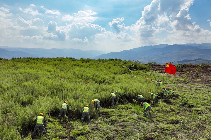 “镜”指“幕后英雄”！ 先锋煤业职工以汗水铸就责任，，，，，共绘企业生长优美蓝图