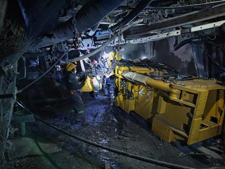 恩洪煤业公司乐成将60吨大型掘进机运送下井