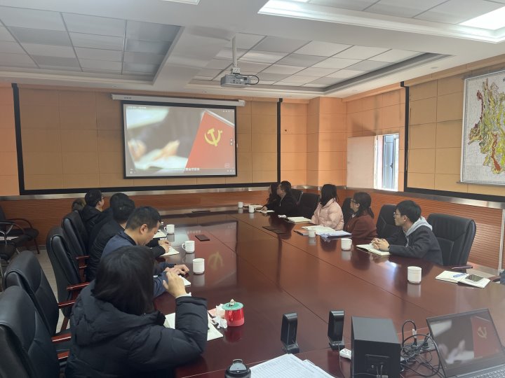 云煤矿业公司开展宪法宣传周主题宣讲运动