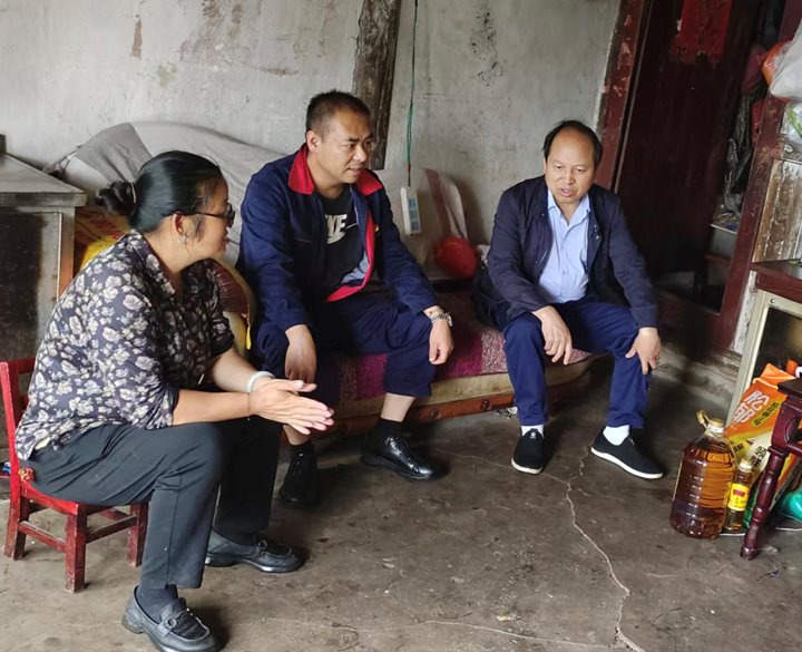 田坝煤矿公司开展“七一”走访慰问难题党员运动