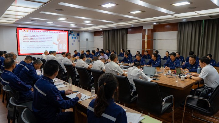 云煤集团党委副书记、工会主席王鑫到解化分公司挂联氨加工厂党支部教学专题党课