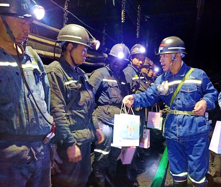 “伞”亮夏日，，，，，，“杯”暖人心——镇雄煤业工会开展夏送清凉运动